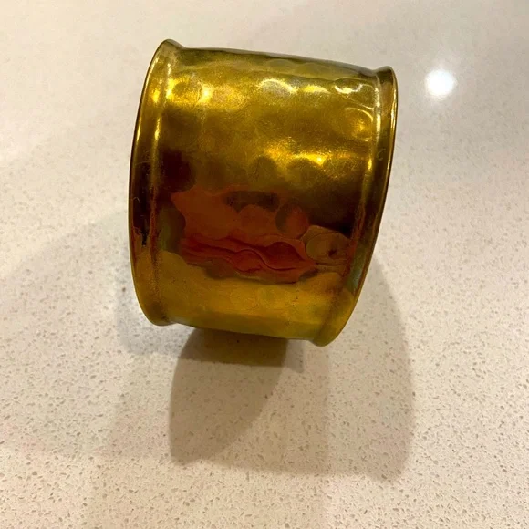 Hammered gold colored bracelet - Picture 2 of 4